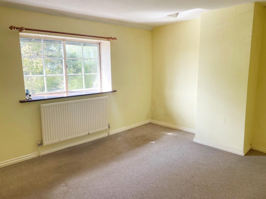 Lot: 25 - CHARACTER COTTAGE WITH GOOD SIZE GARDEN -